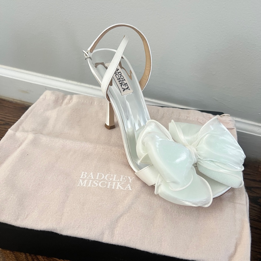 Badgley Mischka White Bow Heel